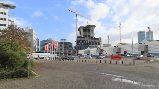 902102 Gezicht op het parkeerterrein P1 van de Jaarbeurs vanaf de Graadt van Roggenweg te Uitrecht, met centraal de in ...